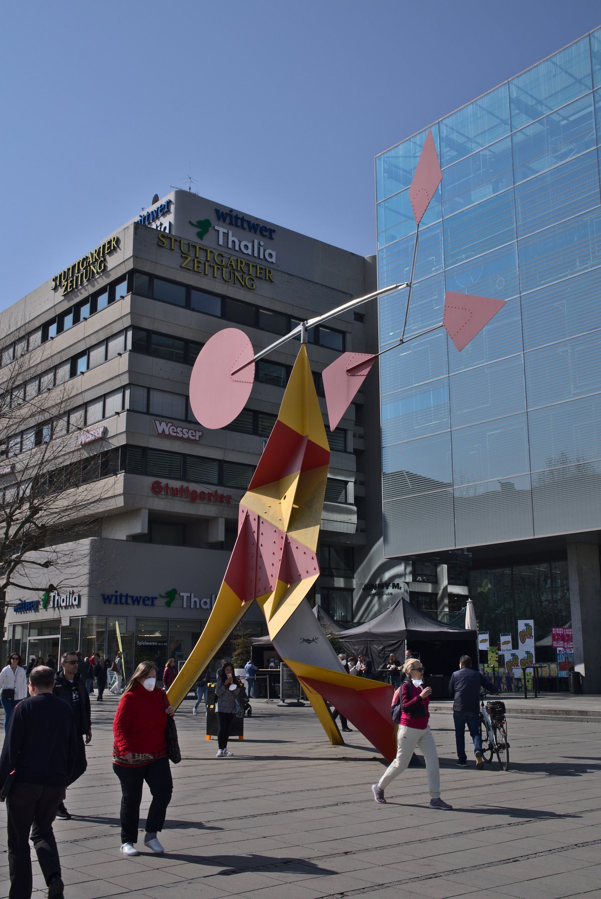 Crinkly avec disque rouge art installation on Königstraße street in Stuttgart