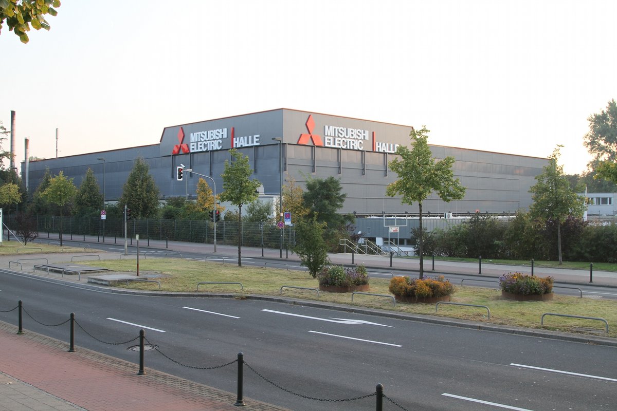 Mitsubishi Electric Halle building in Düsseldorf under clear sky