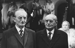 Black and white photo of Dr. W. Drees standing next to his wax figure at the Wax Museum in Amsterdam