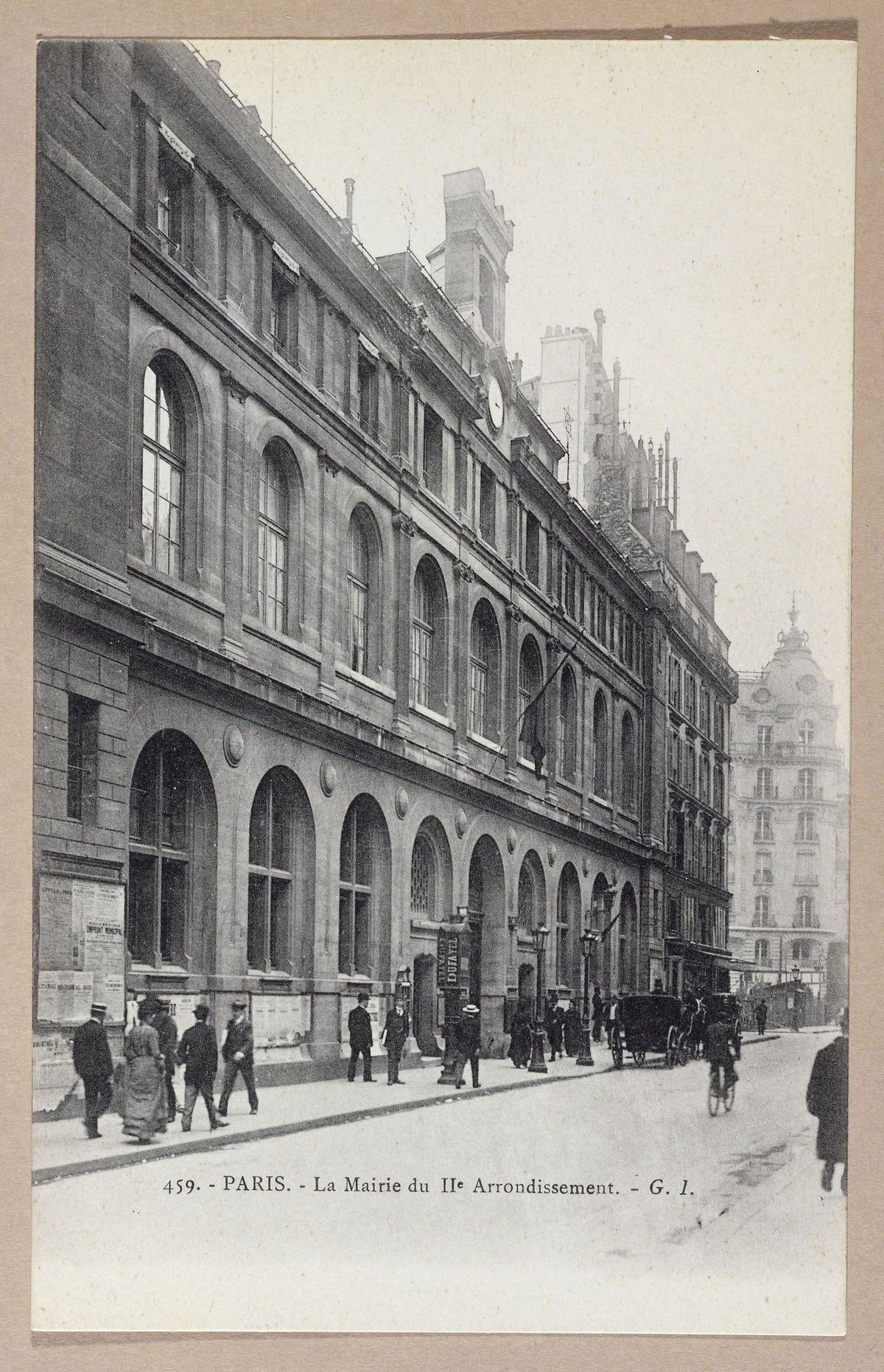 Vintage postcard showing the facade of the Mairie du IIe Arrondissement on Rue de la Banque in Paris with pedestrians, cyclist, and horse-drawn carriage