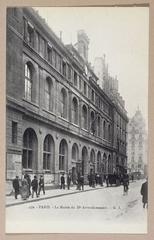 Vintage postcard showing the facade of the Mairie du IIe Arrondissement on Rue de la Banque in Paris with pedestrians, cyclist, and horse-drawn carriage