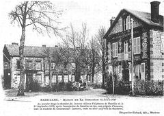 Old postcard showing La Maison de la Dernière Cartouche historical site