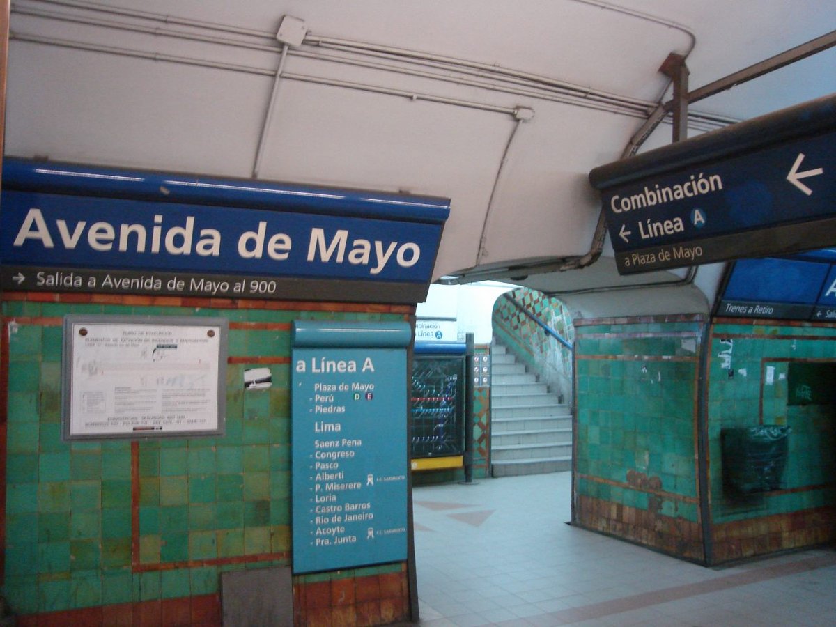 Subway platform view at Avenida de Mayo station towards Constitución, Buenos Aires