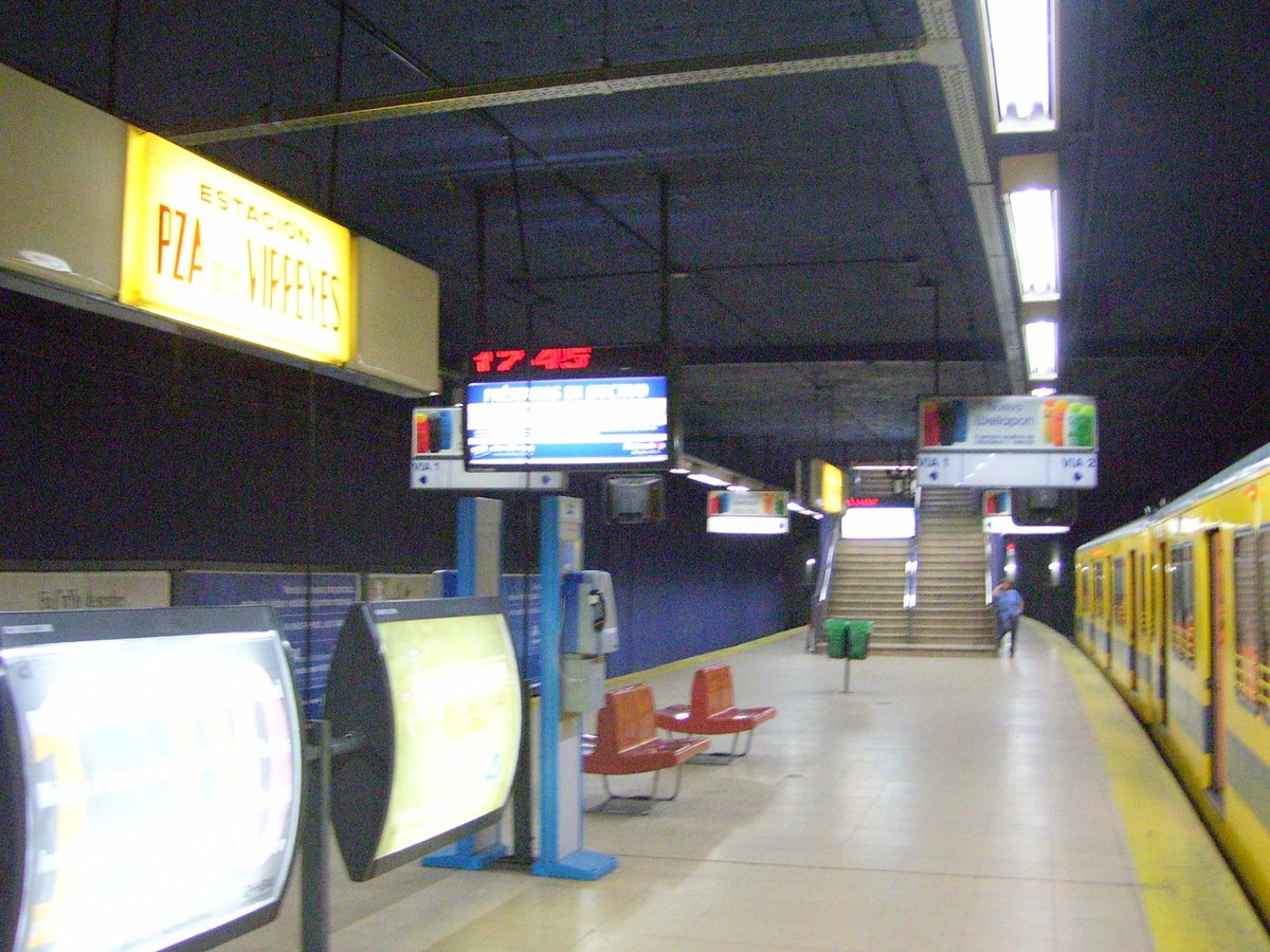 Andén de estación Plaza de los Virreyes en Buenos Aires, Argentina