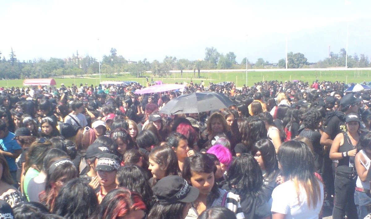 Fans queueing outside Arena Santiago six hours before My Chemical Romance concert