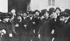 Unamuno delivering a speech at Teatro de la Zarzuela in 1906