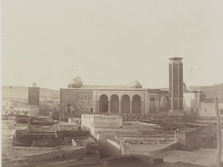 Exterior view of Mosquée Youssef Sahab Tabaa in Halfaouine