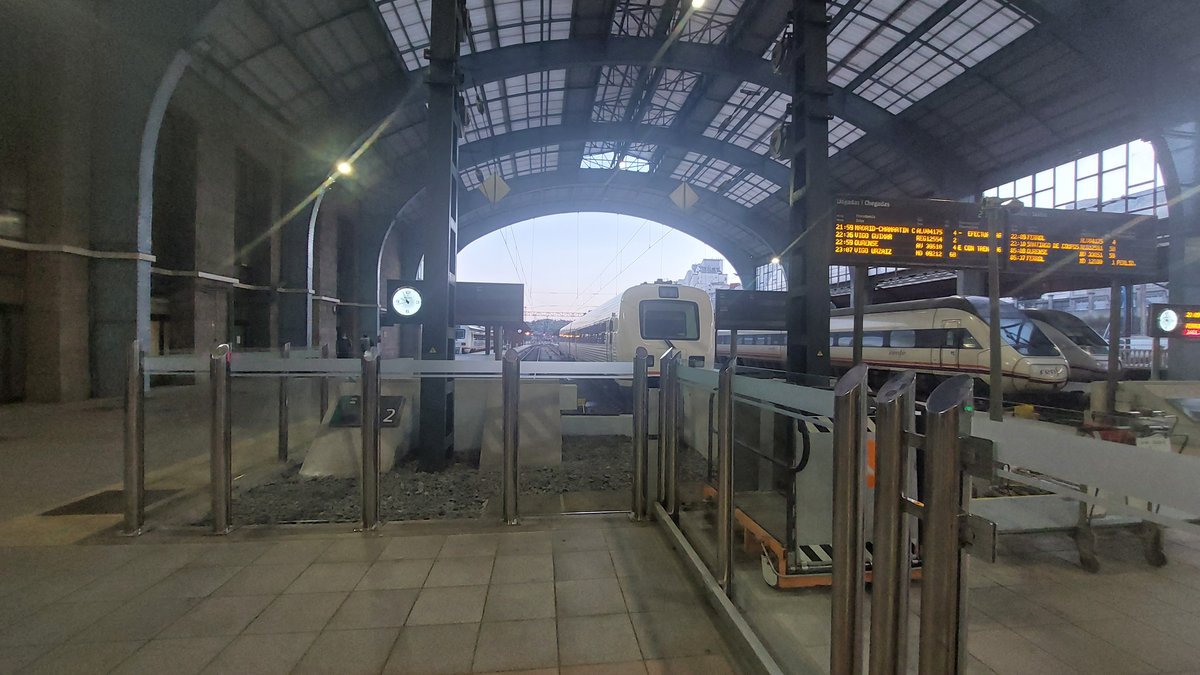 Exterior view of La Coruña Train Station platform