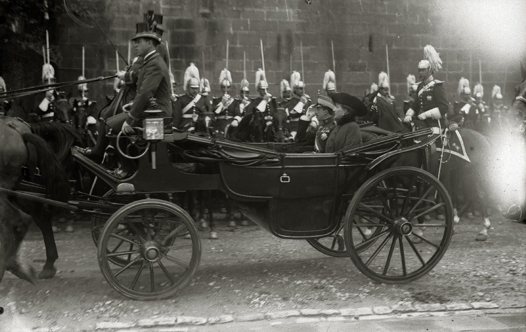 King Alfonso XIII and Queen María Cristina visiting the San Telmo military barracks in San Sebastián