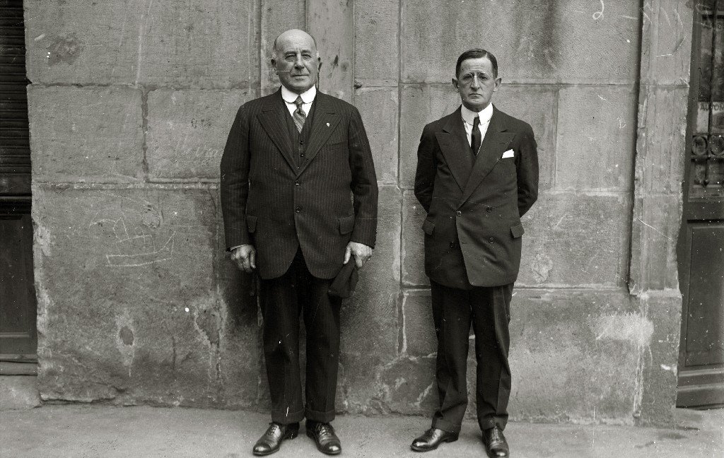 Group of notable figures including Julián Elorza, Carmelo Etxegaray, Julio Urquijo, Lizardi, Orixe, and Aitzol at a tribute to Arturo Campion in San Sebastián