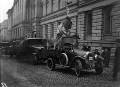 Historical black and white photo showing the transfer of university zoological collections from the main university building to the zoological museum