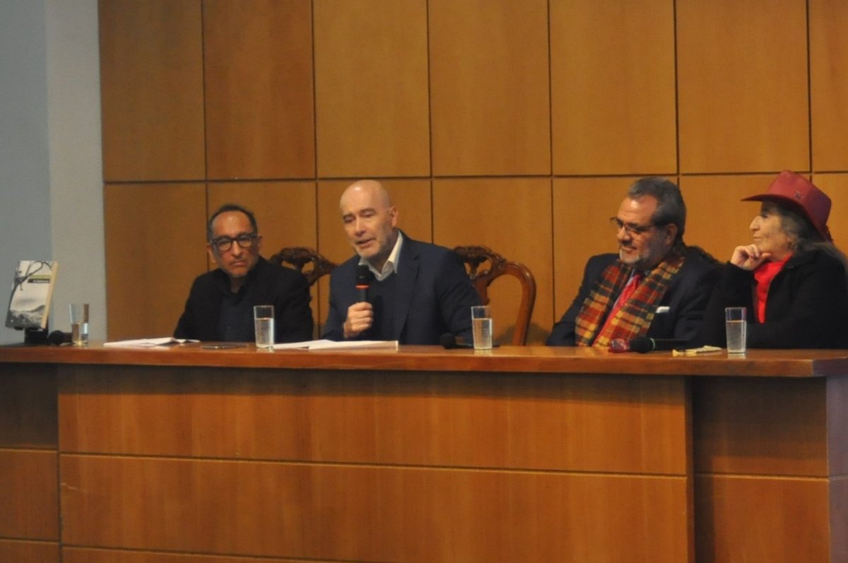 Martín Pérez Ibarra speaking at Universidad Andrés Bello during the launch of Un Robinson