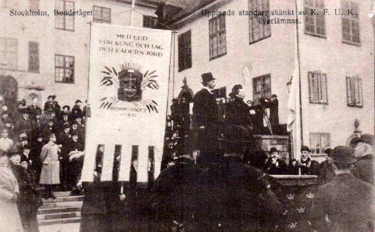 Historical black and white photo of Bondetåget 1914 with Upplands standard presented by KFUK