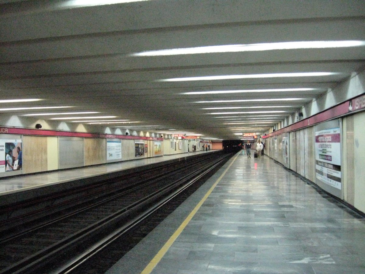 Platforms of Metro Isabel la Católica station on Line 1 of Mexico City Metro