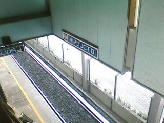 Estación Viaducto metro station platform with modern lighting and railway tracks