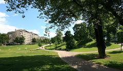 Sinebrychoffin puisto park in Punavuori, Helsinki with lush green trees and walking paths