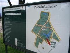 Informative signboard of Parque Simón Bolívar at Plaza de Ceremonias entrance