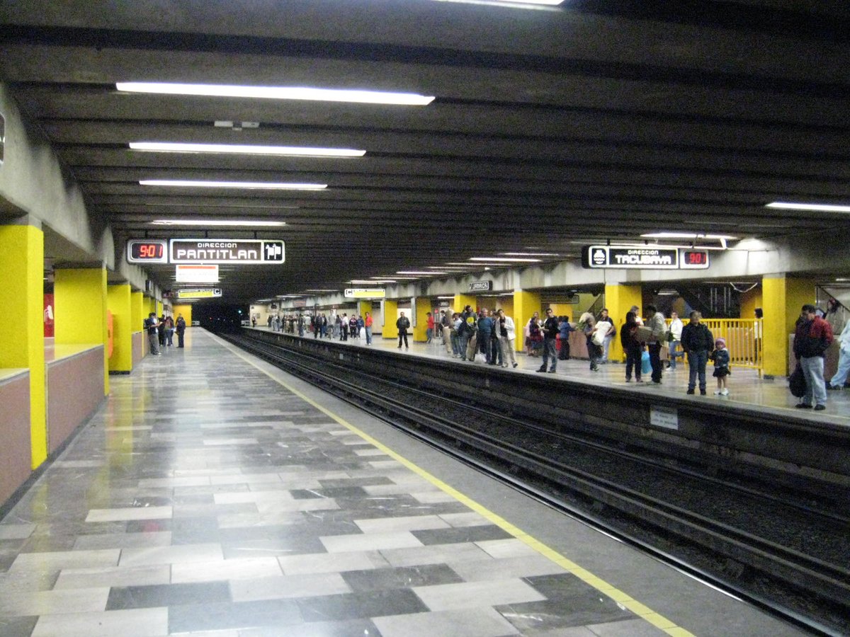 Westbound platform of Jamaica Metro station in Mexico City
