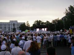 Traian Băsescu speaking at a support protest in Piața Revoluției