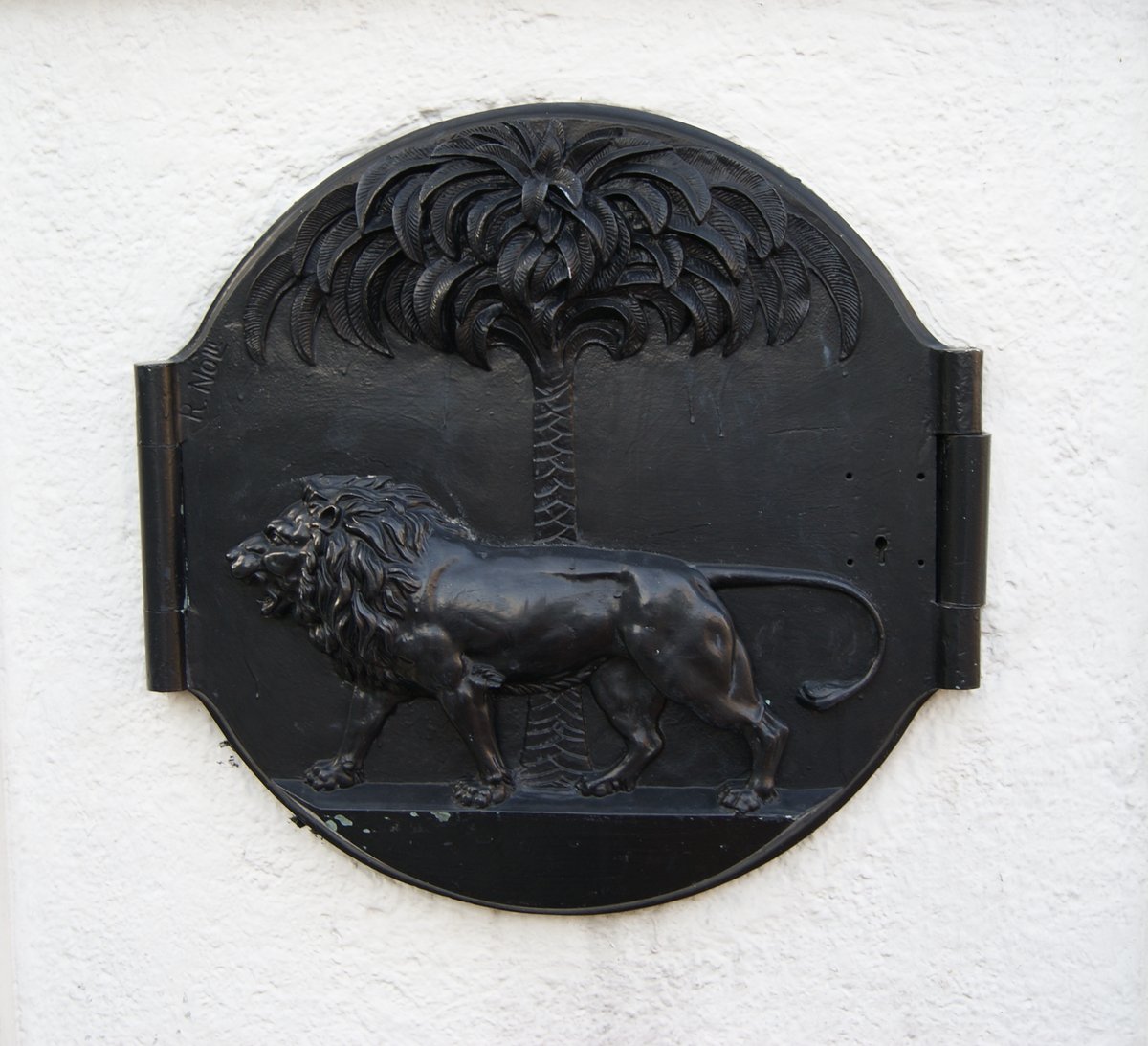 Crest of the Singapore Municipal Commission sculpted by Rodolfo Nolli on an iron cover for light switches at Elgin Bridge, Singapore