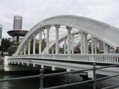 Elgin Bridge in Singapore with traffic and cityscape