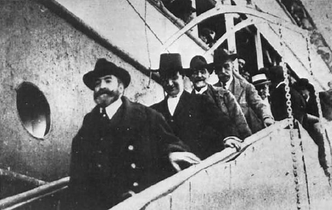 Alejandro Pérez Lugín and José Gómez Ortega descending from a ship at the Port of Cádiz in winter 1919-1920