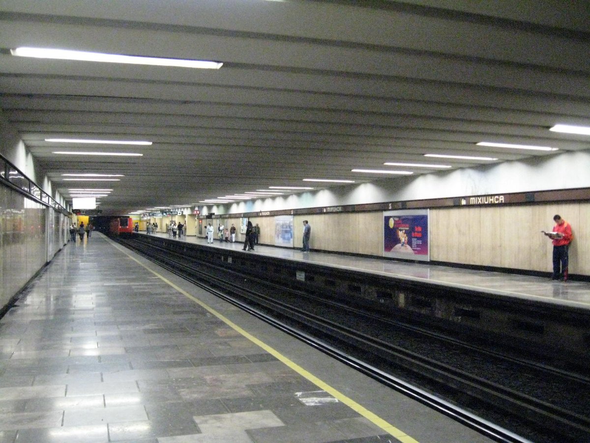 Westbound platform of Mixiuhca Metro station