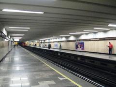 Westbound platform of Mixiuhca Metro station