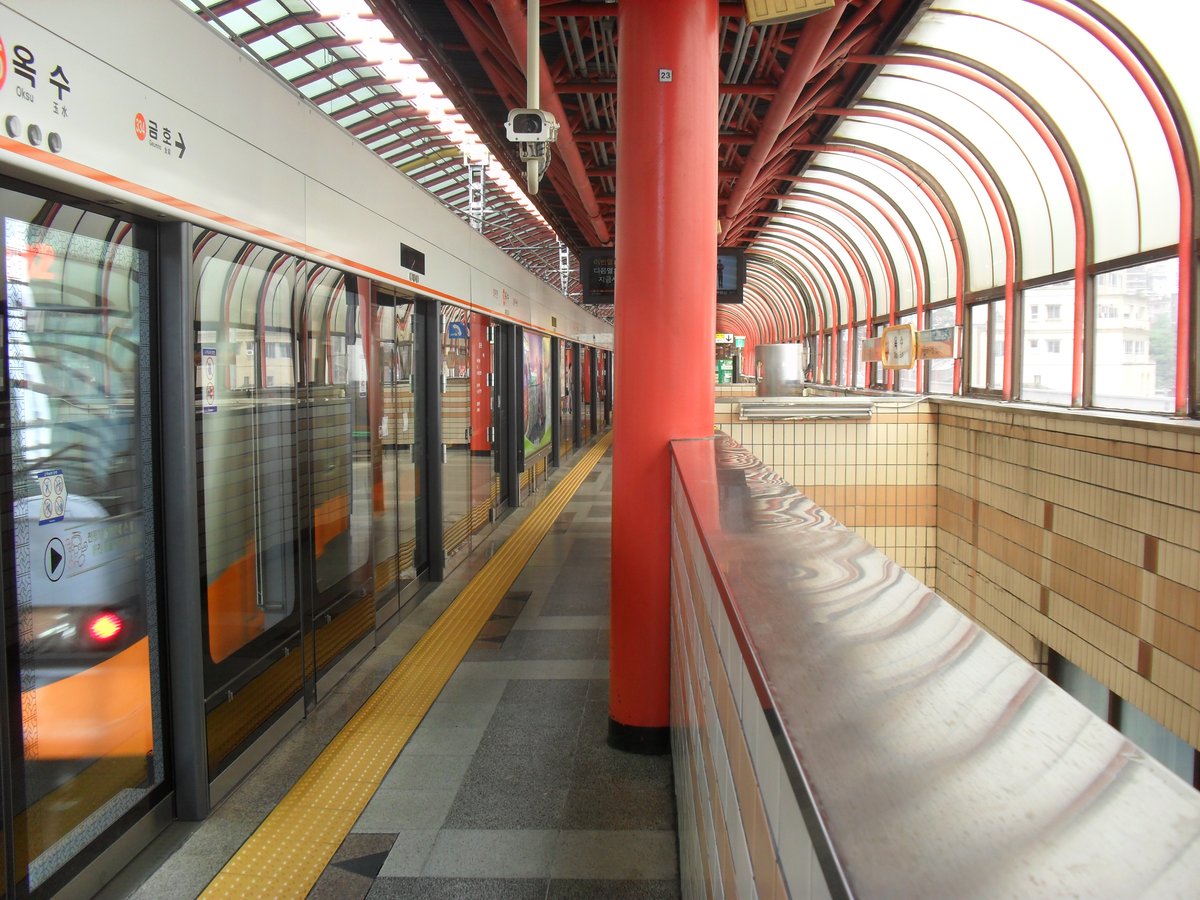 Platform of Oksu Station on Seoul Subway Line 3