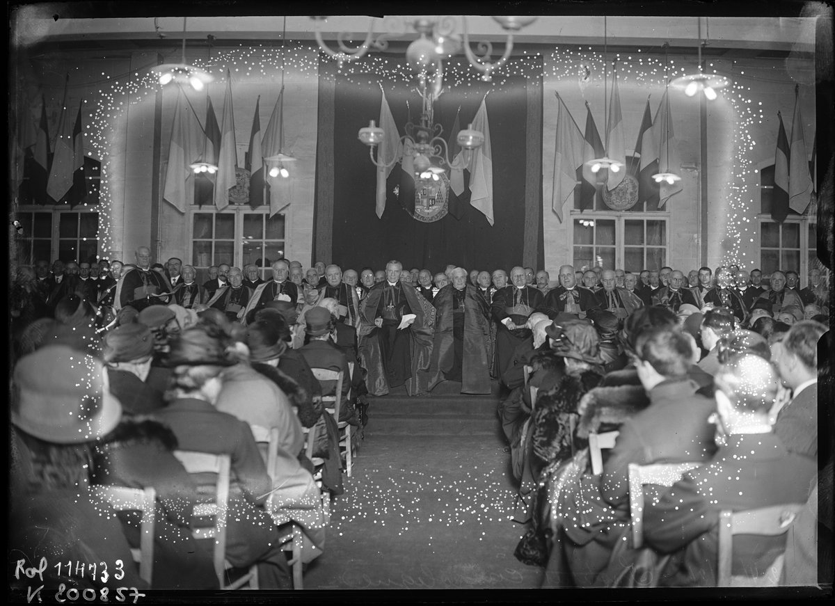 Group portrait featuring Mgr Dubois and Cardinal Luçon during the solemn opening session at Institut Catholique de Paris