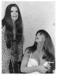 Nélida Roca and Susana Giménez backstage at La revista de oro show in Teatro Maipo 1974