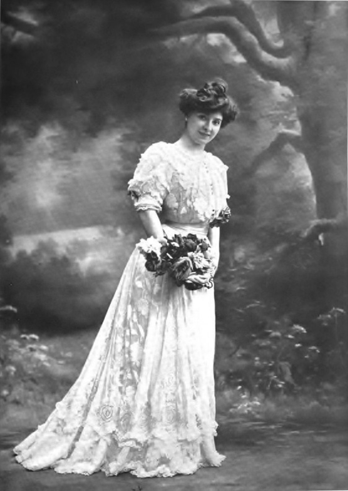 Amélie Diéterle as Huguette in the play Cœur de moineau at Théâtre de l'Athénée, featured in The Theater magazine July 1905 issue