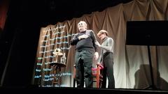 Richard Bohringer greeting the audience on stage at Théâtre de l'Atelier after a solo performance of Quinze rounds in November 2023