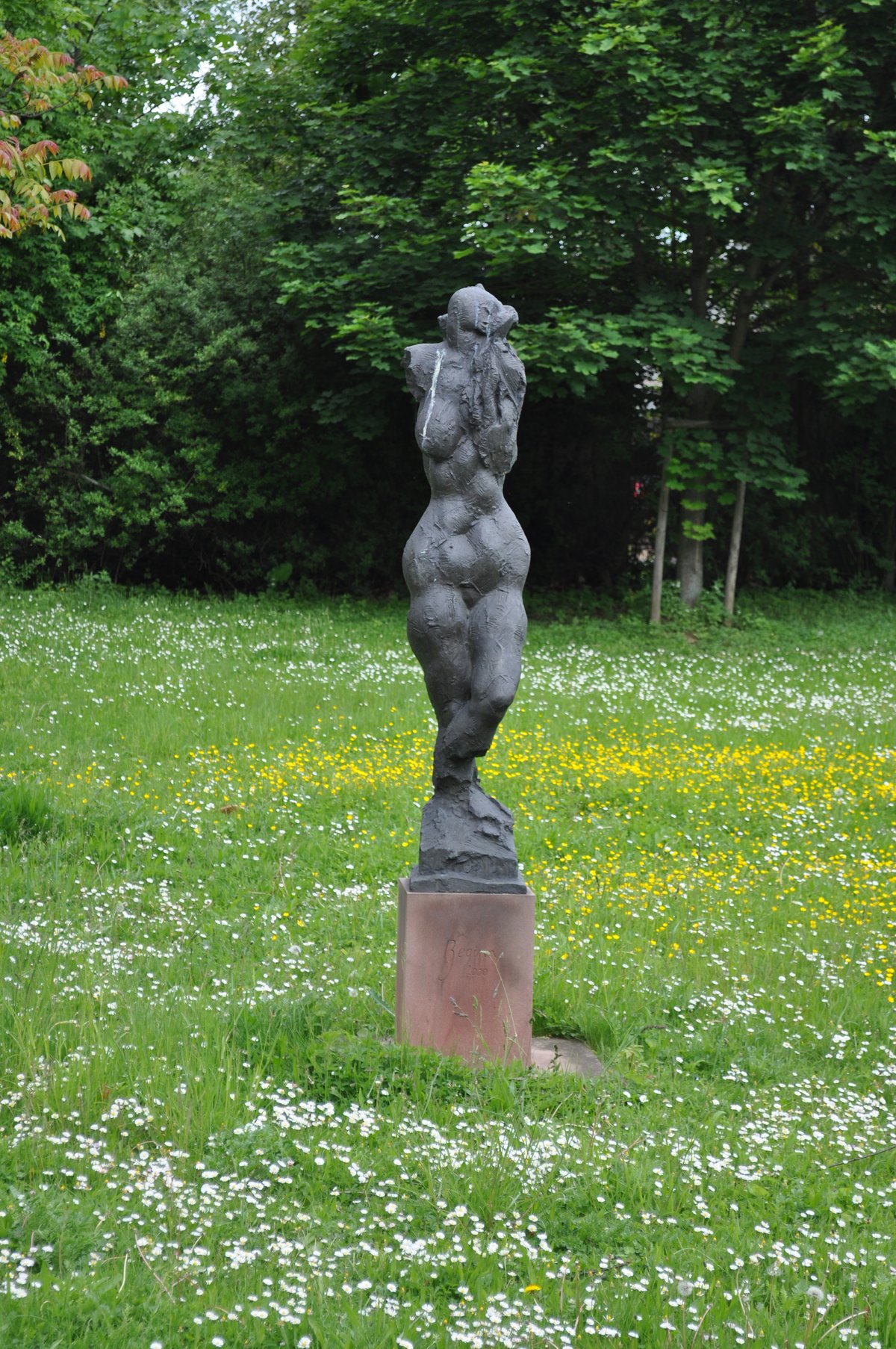 Sculpture Beginn 2000 by Wieland Förster in Frankfurt am Main on Adickesallee near Oberfinanzdirektion