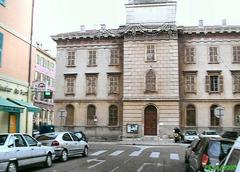 Street view of Rue Fodere in Nice-Riquier, France with traditional buildings and parked cars