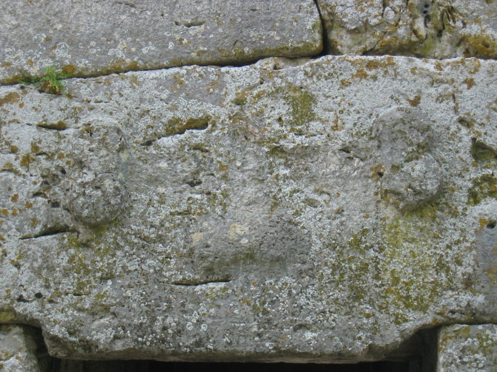 Detailed view of the architrave of Porta Minore della Fertilità