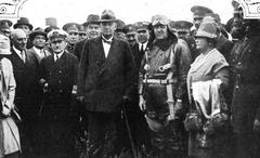 Agustin P. Justo returning from 1927 air excursion with ex-president Alvear, Admiral Domecq Garcia, General Toranzo and others, including Ana Bernal