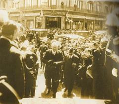 President Marcelo T. de Alvear ascending Jockey Club stairs in Rosario in 1925 with La Perla café in background