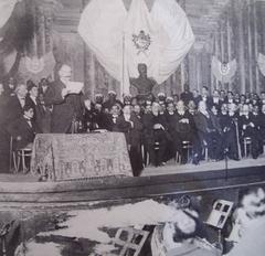 Marcelo T. de Alvear giving a speech at the Teatro Argentino de La Plata in 1915