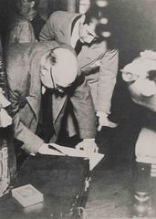 Alvear signing a letter before going into exile in 1931