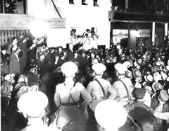 Doctor Alvear delivering a speech from the doorway of his residence with citizens applauding