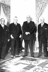 Alvear posing with Justo and other notable personalities