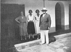 Former leader with his wife and Mrs. Francisca Güemes de Allende and Mrs. Güemes de Ayerza in the house courtyard, 1933