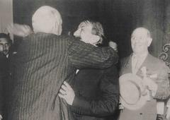 Alvear hugging legislator Alfredo Palacios who helped him out of jail