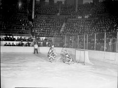 Historic hockey match between Chicago Black Hawks and Montreal Canadiens at Montreal Forum