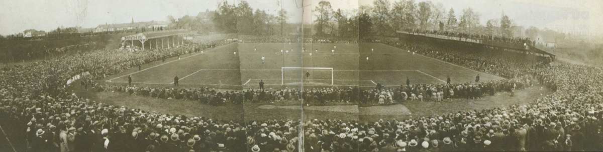 Historisches Fußballspiel zwischen RC Strasbourg und FC Mulhouse im Stade de la Meinau im Jahr 1934