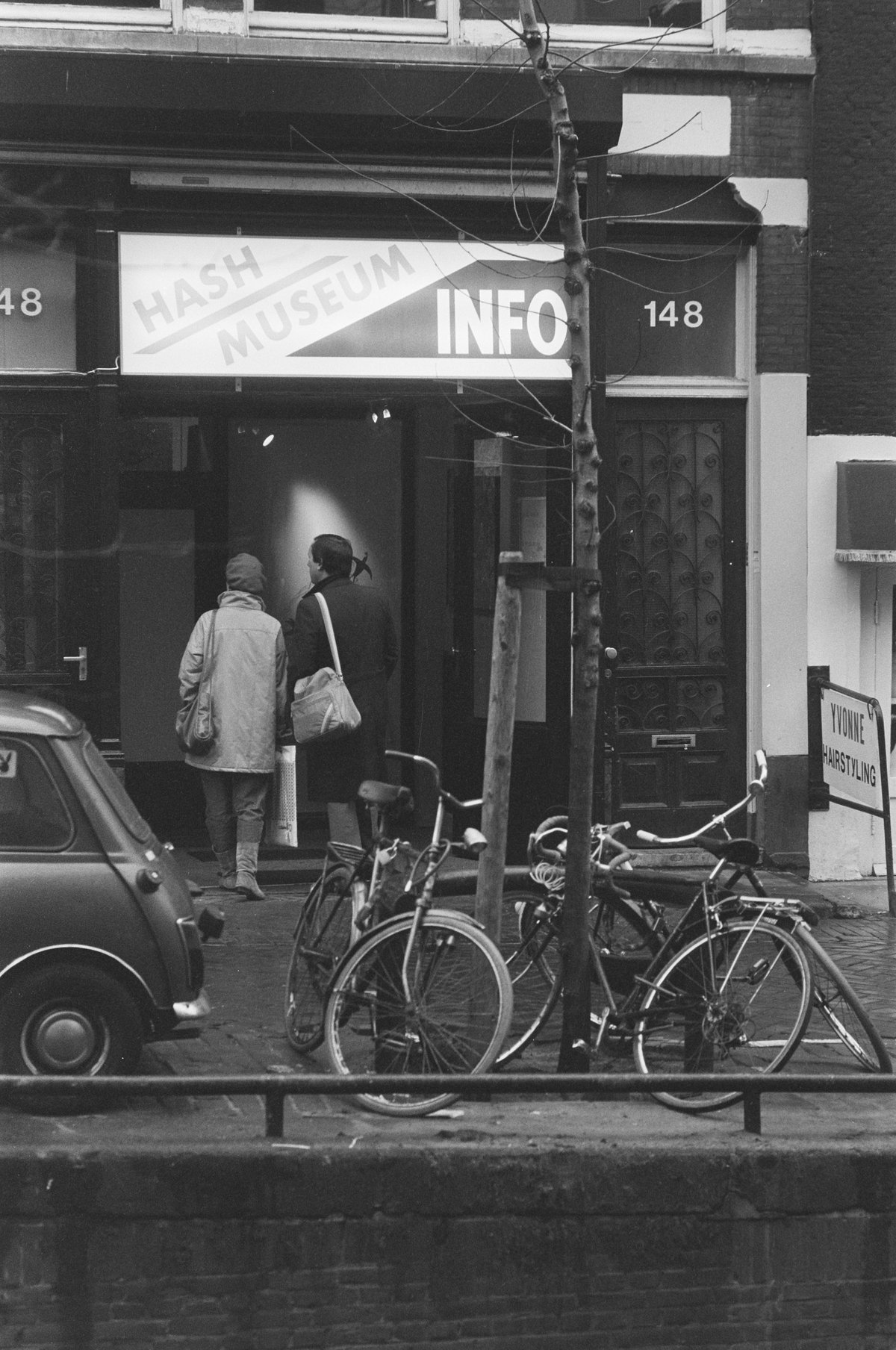 Black and white photograph of Hasj-museum building at OZ Voorburgwal in Amsterdam taken on March 30, 1987