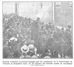 Students of the University of Valencia giving ovation to General Echagüe at the university gates in 1911