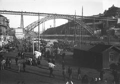 View of a bridge and port in Porto with boats and buildings along the river