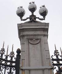 Jardines del Palacio de Buenavista in Madrid with lush greenery and historic architecture